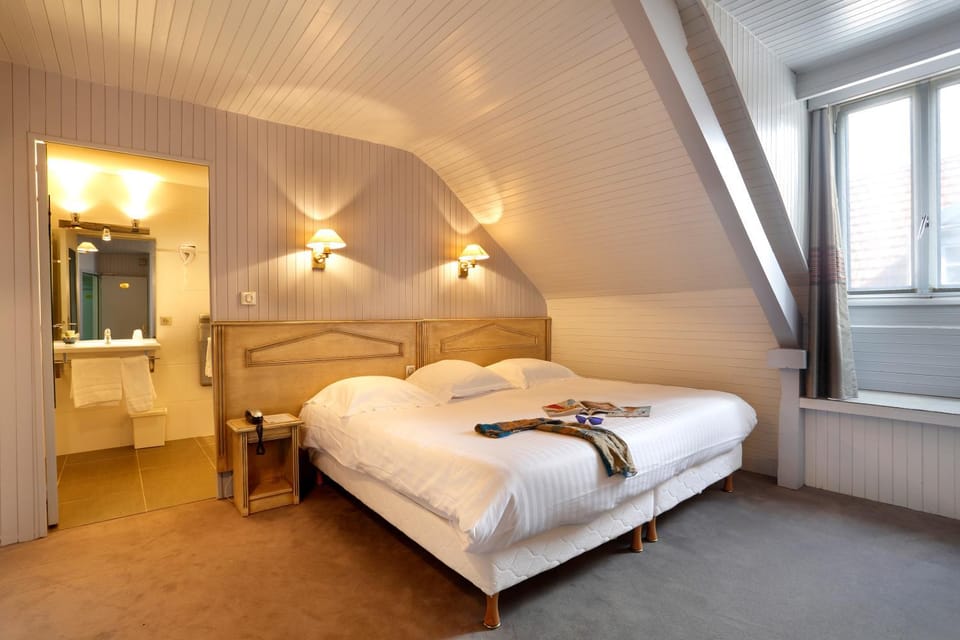 Shower, Bed, Photo of the whole room, Bedroom, towels