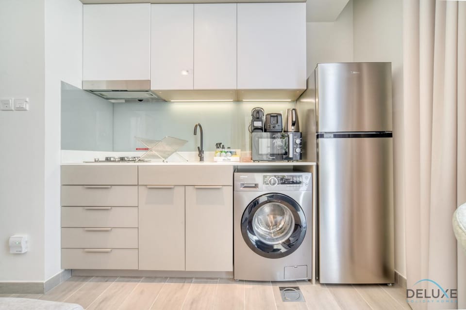 Kitchen or kitchenette, minibar, stove, washing machine