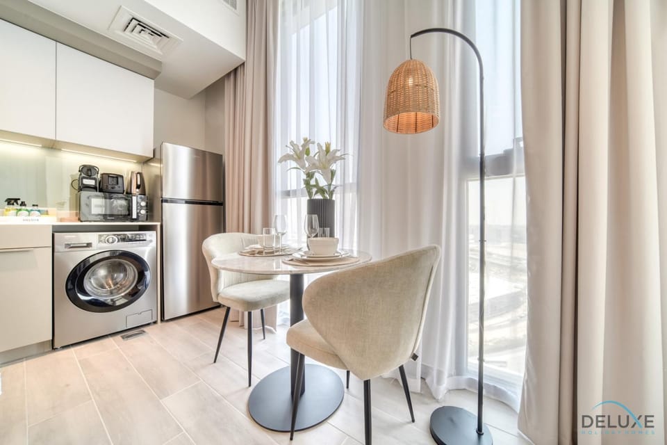 Kitchen or kitchenette, Dining area, minibar, stove, washing machine