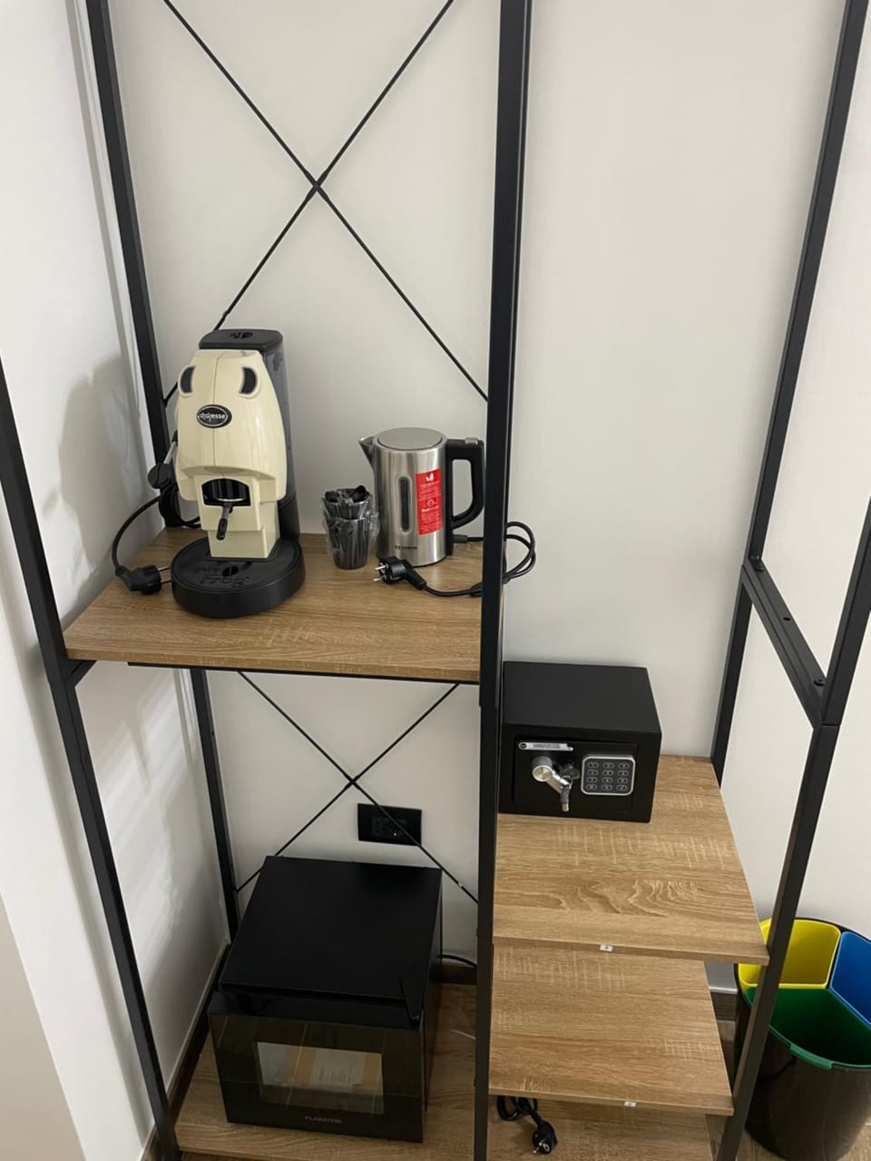 Coffee/tea facilities, Kitchen or kitchenette, minibar, oven, safe