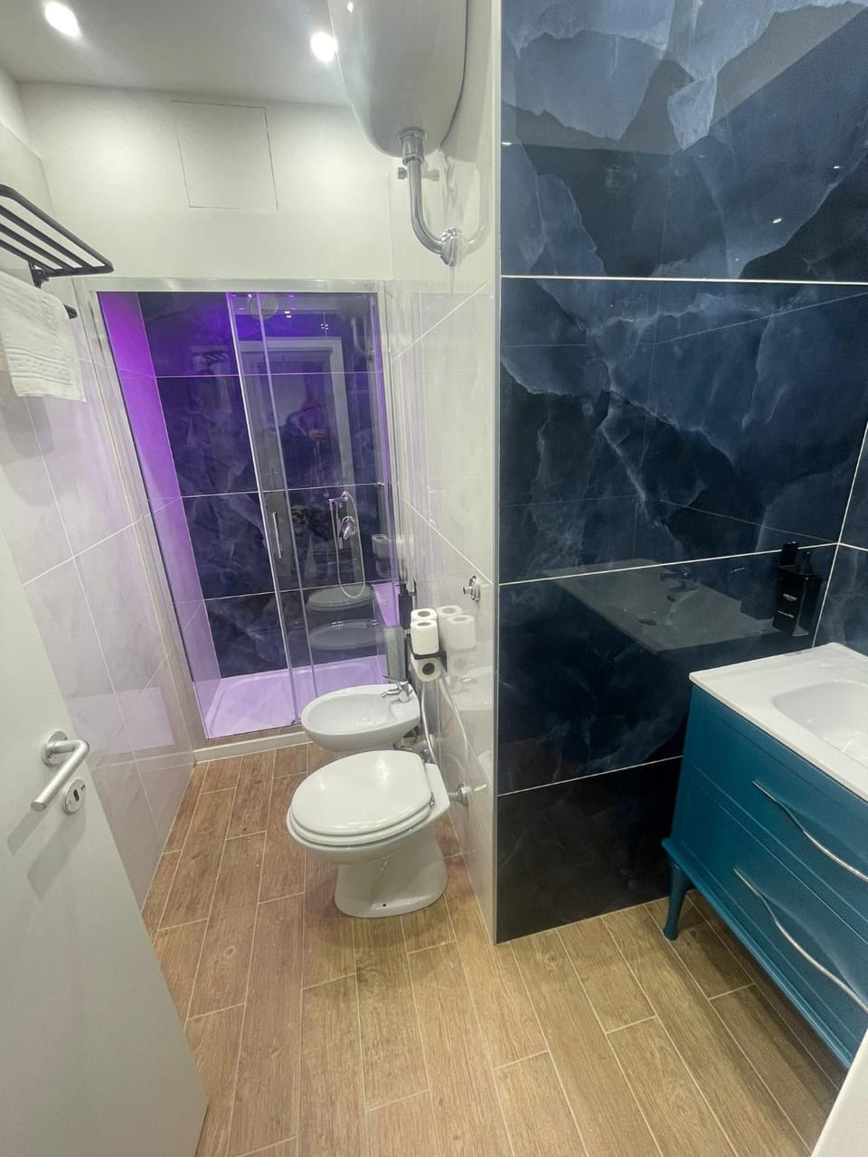 Shower, Toilet, Bathroom, towels