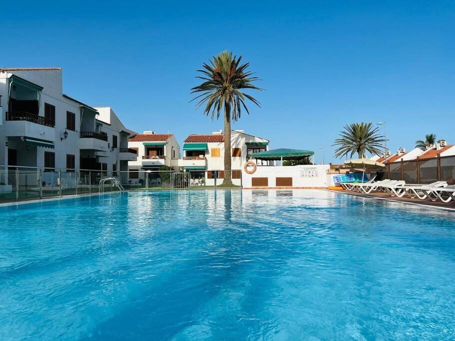 Property building, Day, Pool view, Swimming pool, sunbed