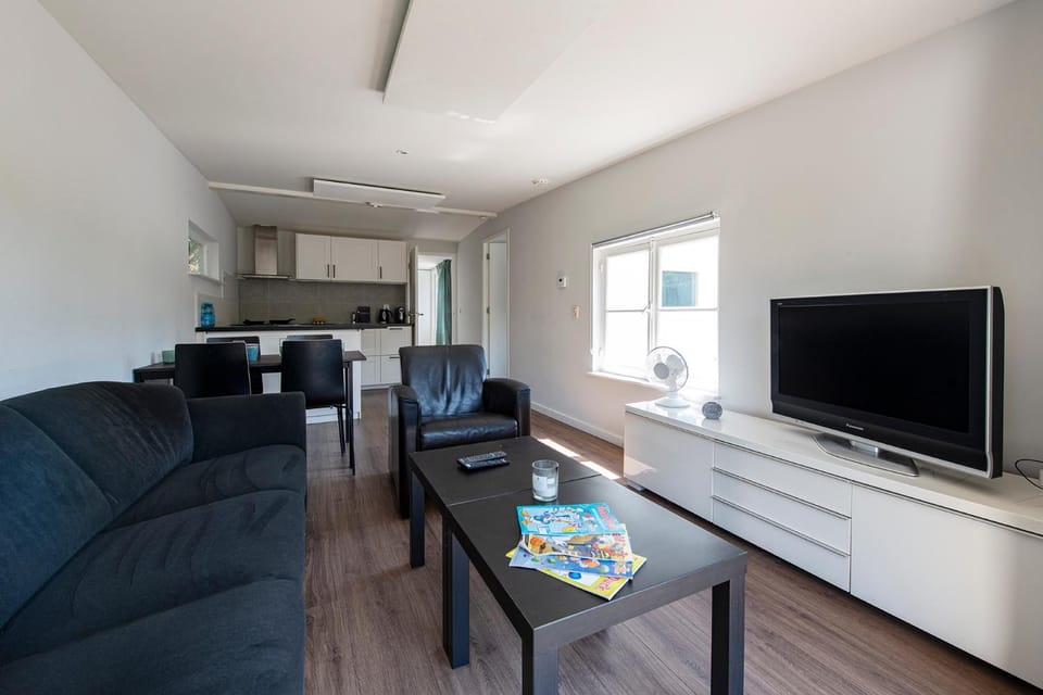 Communal lounge/ TV room, TV and multimedia, Living room, Seating area, Dining area