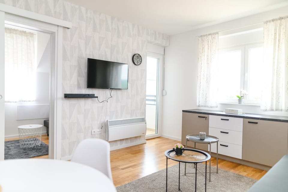 Bed, TV and multimedia, Living room, Photo of the whole room, Seating area, Evening entertainment, Bedroom