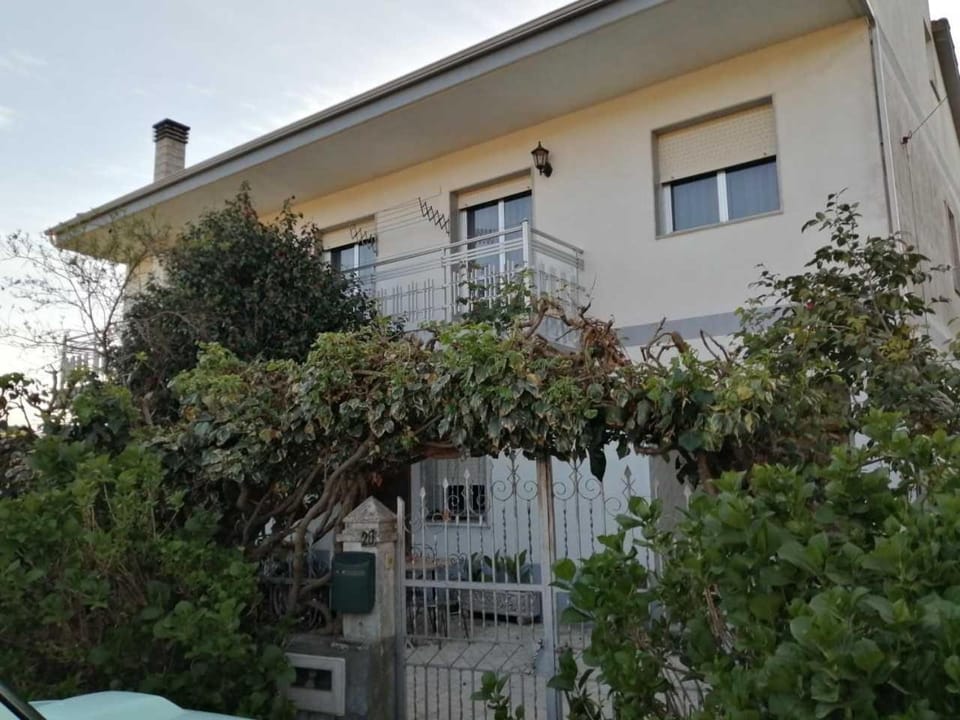 Property building, Facade/entrance, Garden, Garden view