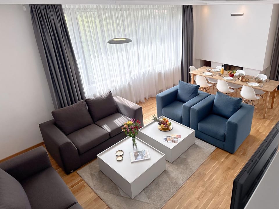 Living room, Food and drinks, Seating area, Food
