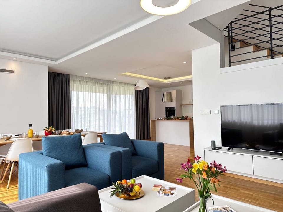Communal lounge/ TV room, TV and multimedia, Kitchen or kitchenette, Living room, Seating area, Dining area, Evening entertainment