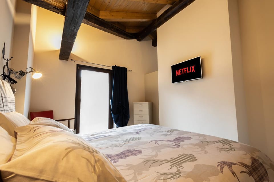 Bed, TV and multimedia, Bedroom