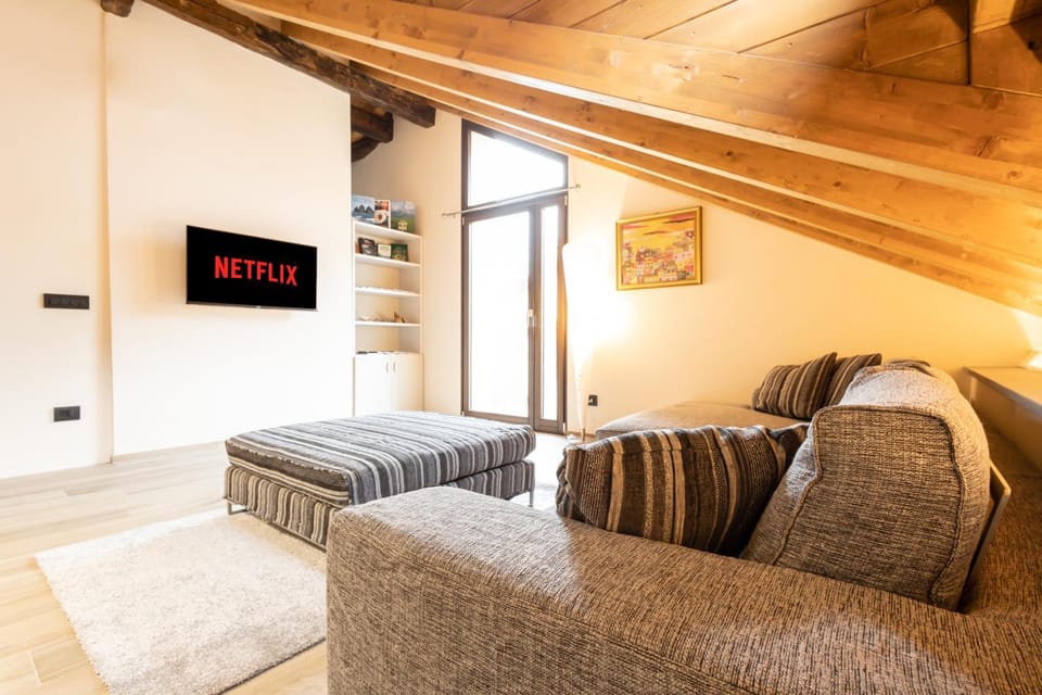 Communal lounge/ TV room, TV and multimedia, Living room