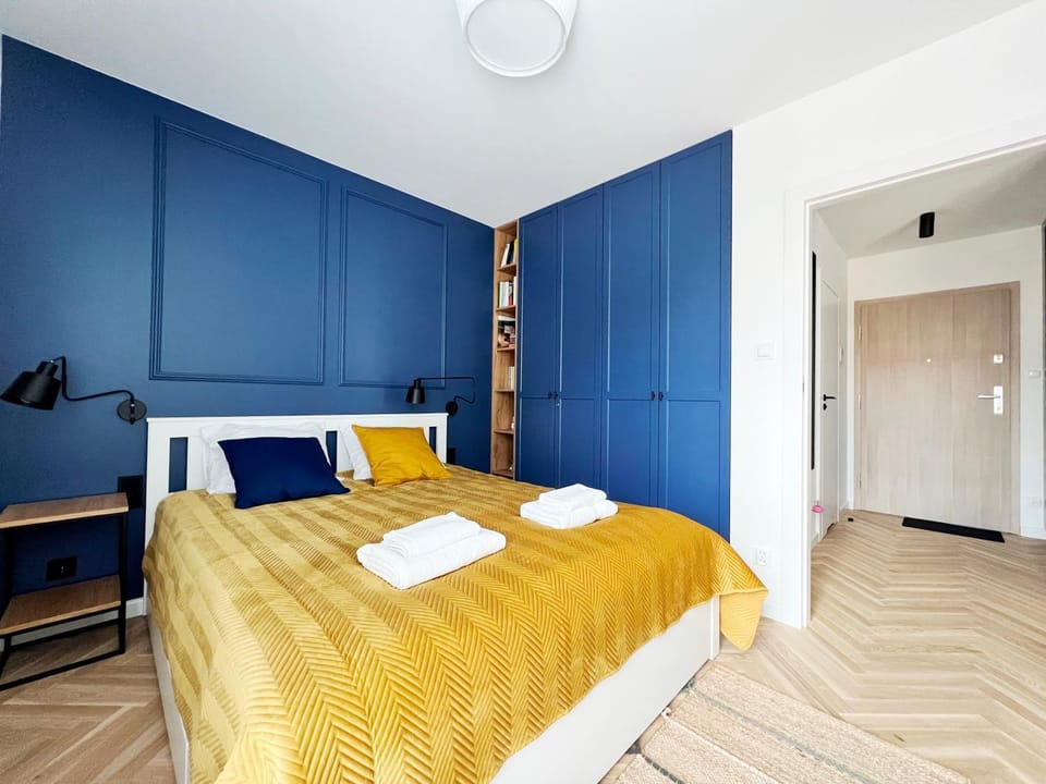 Bed, Photo of the whole room, Decorative detail, Bedroom, internet, wardrobe