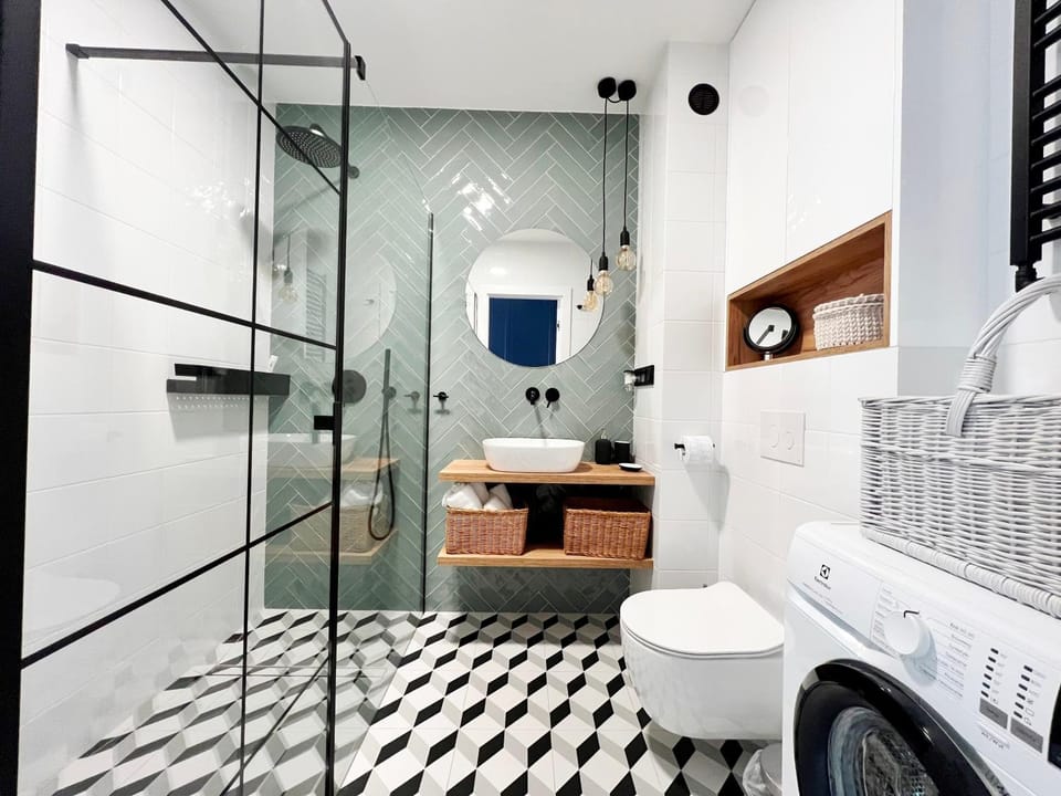 Shower, Toilet, Bathroom, heating, internet, towels, washing machine, dryer