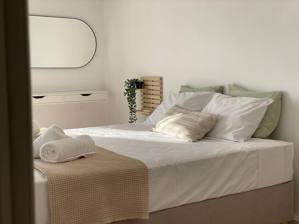 Bed, Photo of the whole room, towels