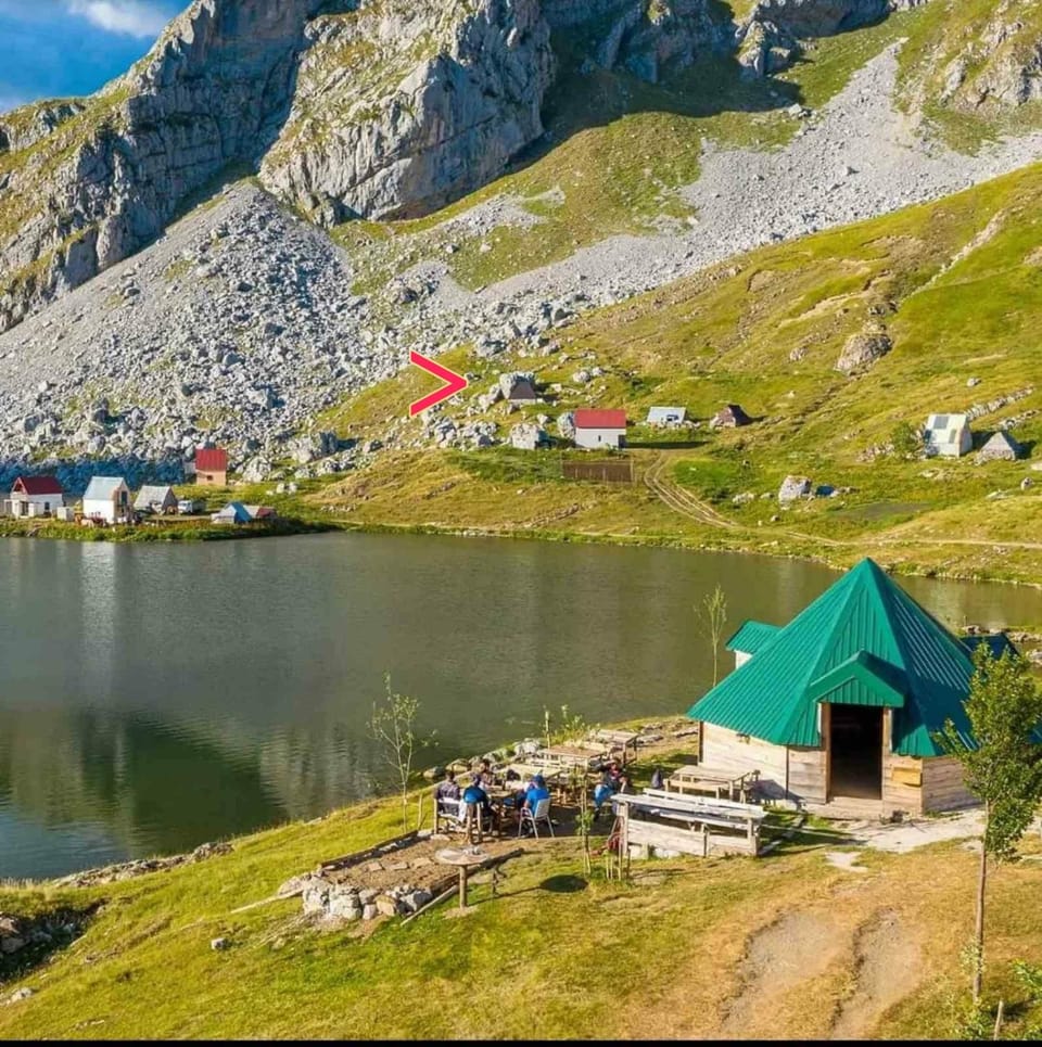 Lake house Draskovici Chalet in Montenegro