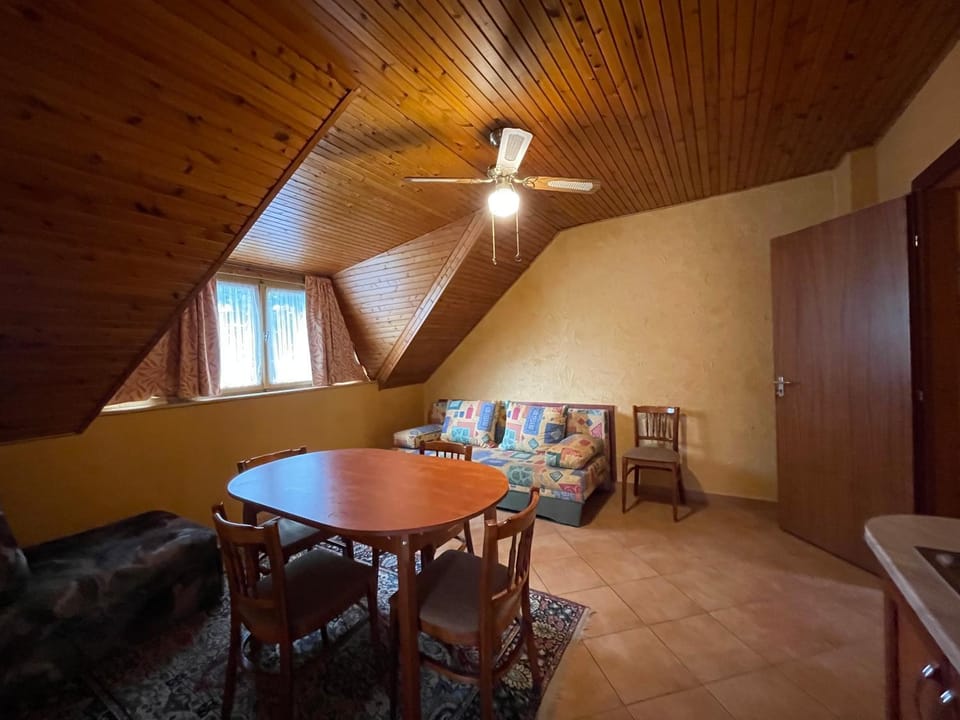 Balaton Apartmanház Apartment in Hungary