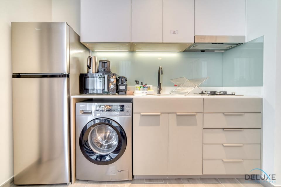 Kitchen or kitchenette, minibar, stove, washing machine