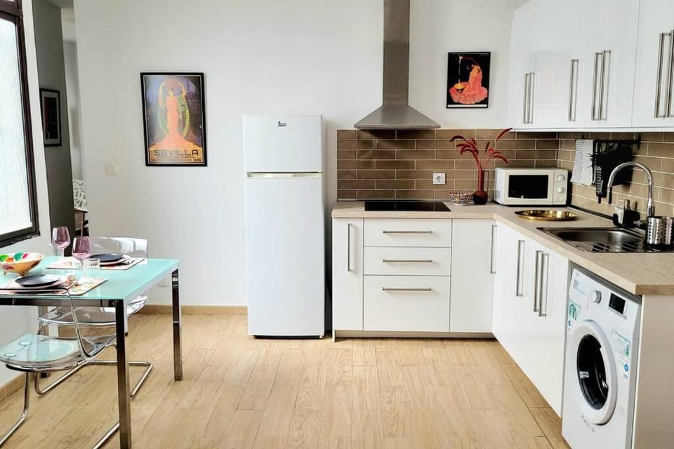 Kitchen or kitchenette, Dining area, minibar, stove, washing machine