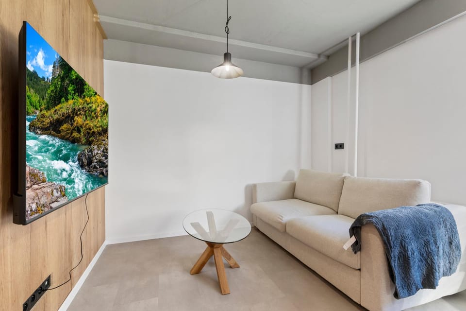 Bed, TV and multimedia, Living room, Photo of the whole room, Seating area