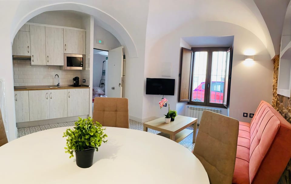 TV and multimedia, Kitchen or kitchenette, Living room, Seating area, Dining area