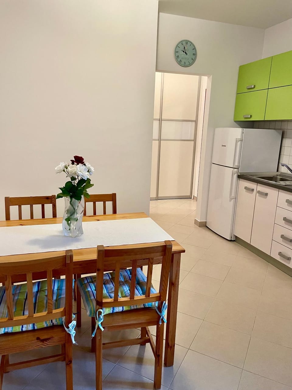 Kitchen or kitchenette, Dining area