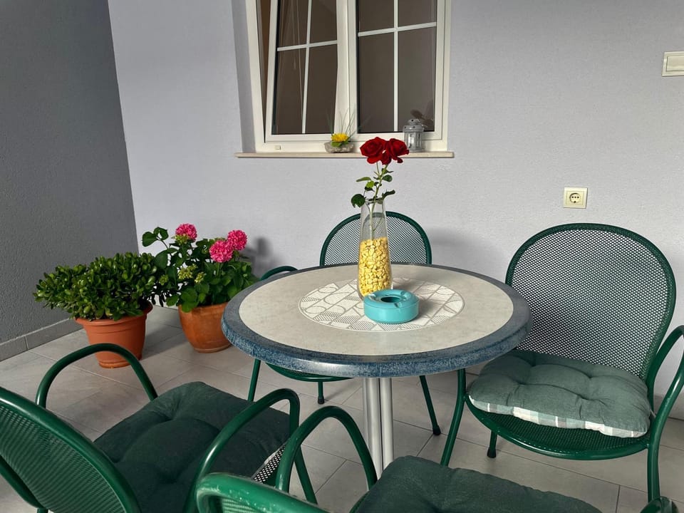 Property building, Balcony/Terrace, Seating area