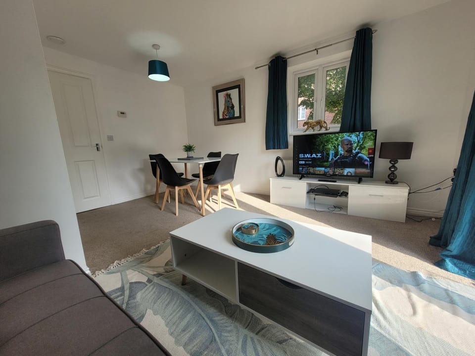 TV and multimedia, Living room, Seating area, Dining area