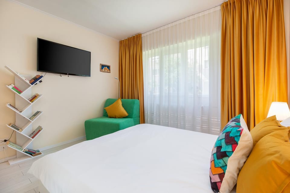 Bed, TV and multimedia, Photo of the whole room, Bedroom