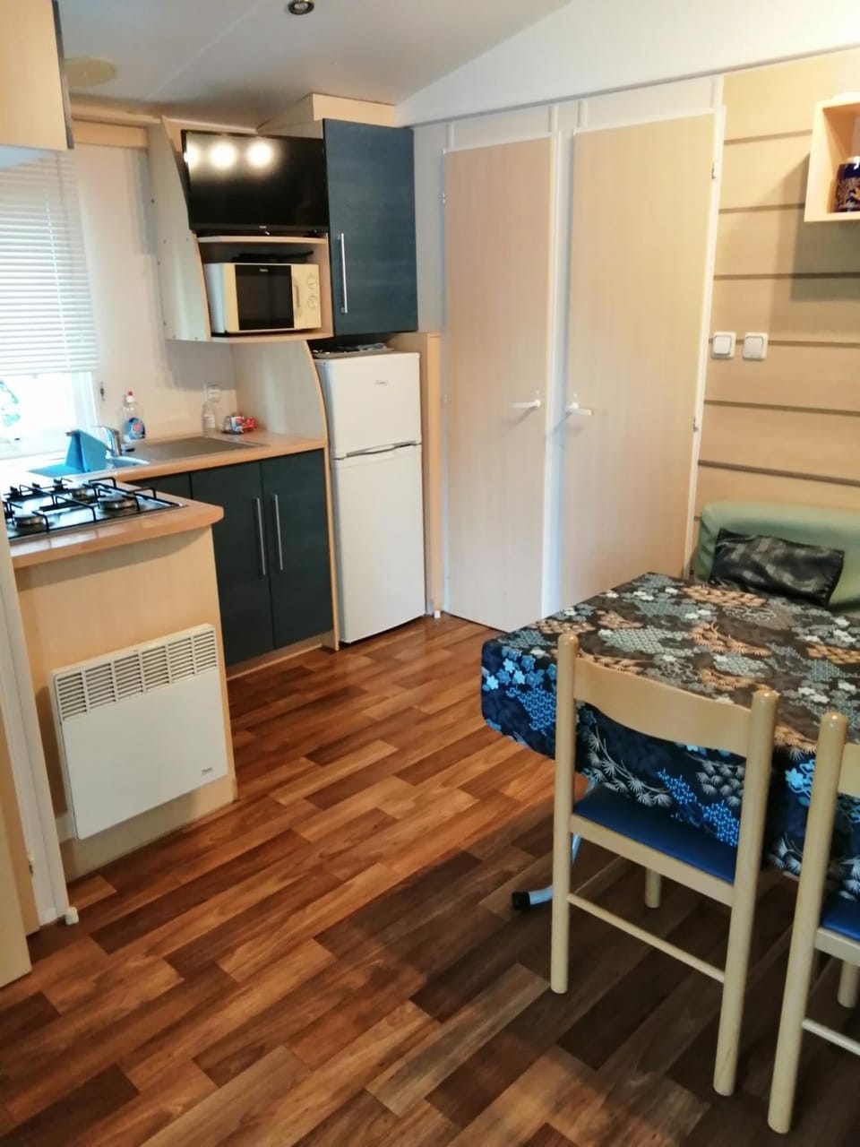 Kitchen or kitchenette, Living room, Dining area, minibar, stove