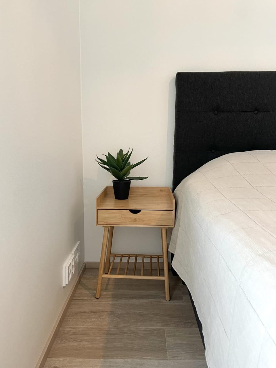 Bed, Bedroom, hair dresser