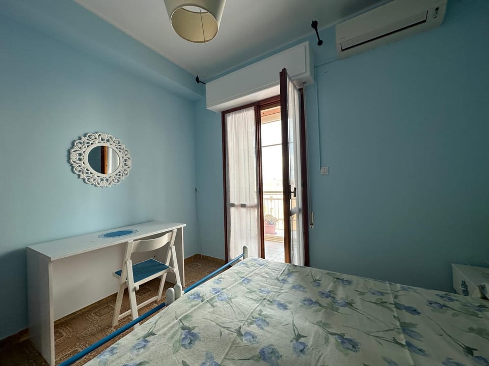 Bed, Photo of the whole room, Bedroom, air conditioner