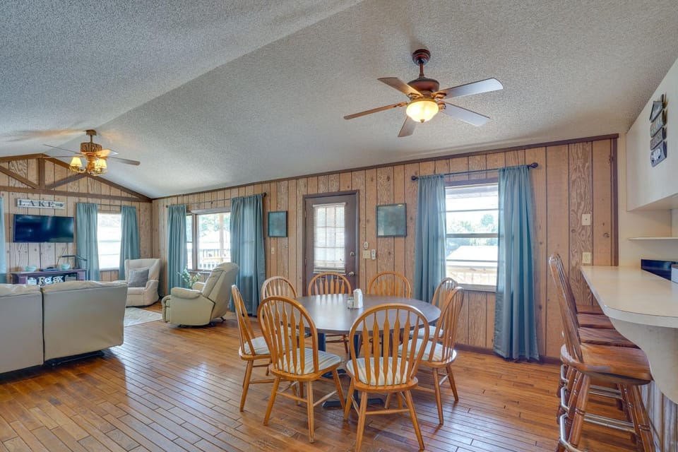 Hot Tub + Dock Access: Lake Hatchineha Getaway! House in Osceola County