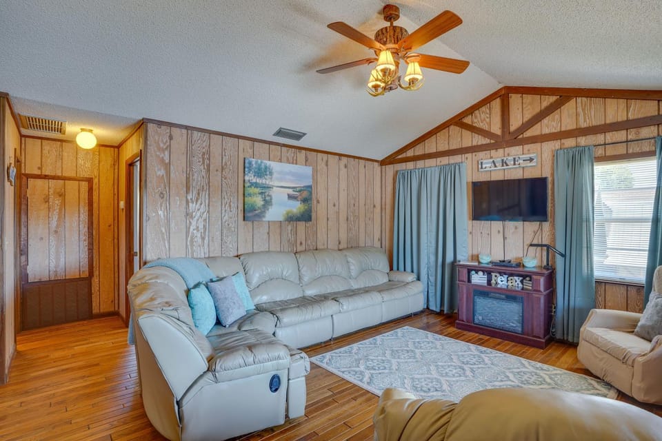 Hot Tub + Dock Access: Lake Hatchineha Getaway! House in Osceola County