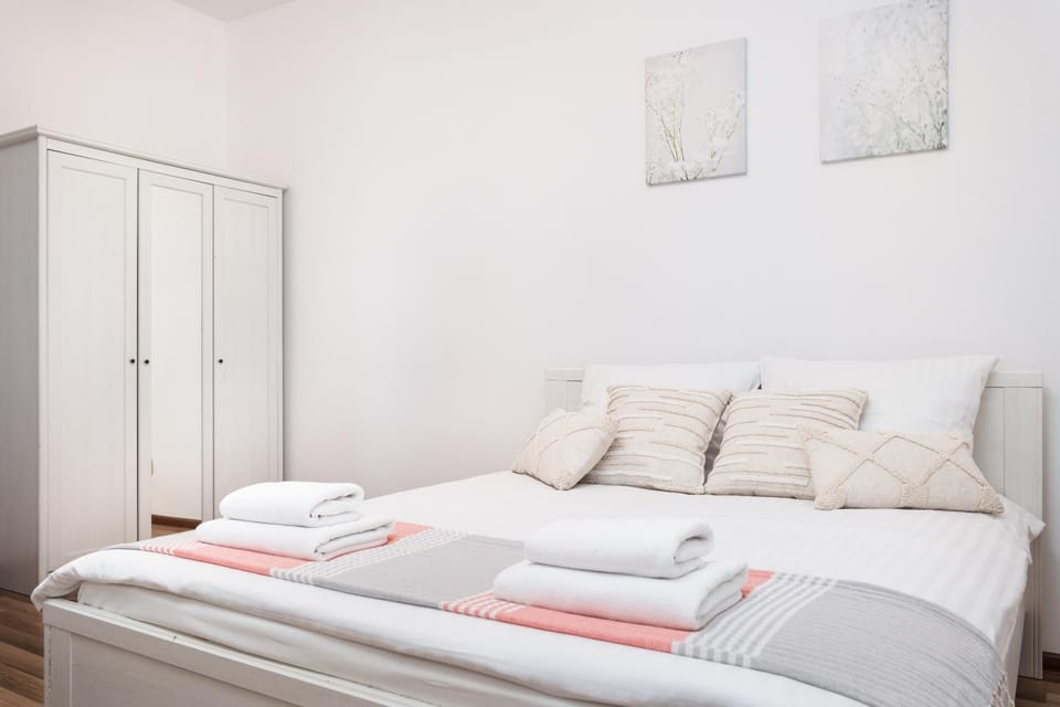 Bed, Photo of the whole room, Bedroom, towels, wardrobe