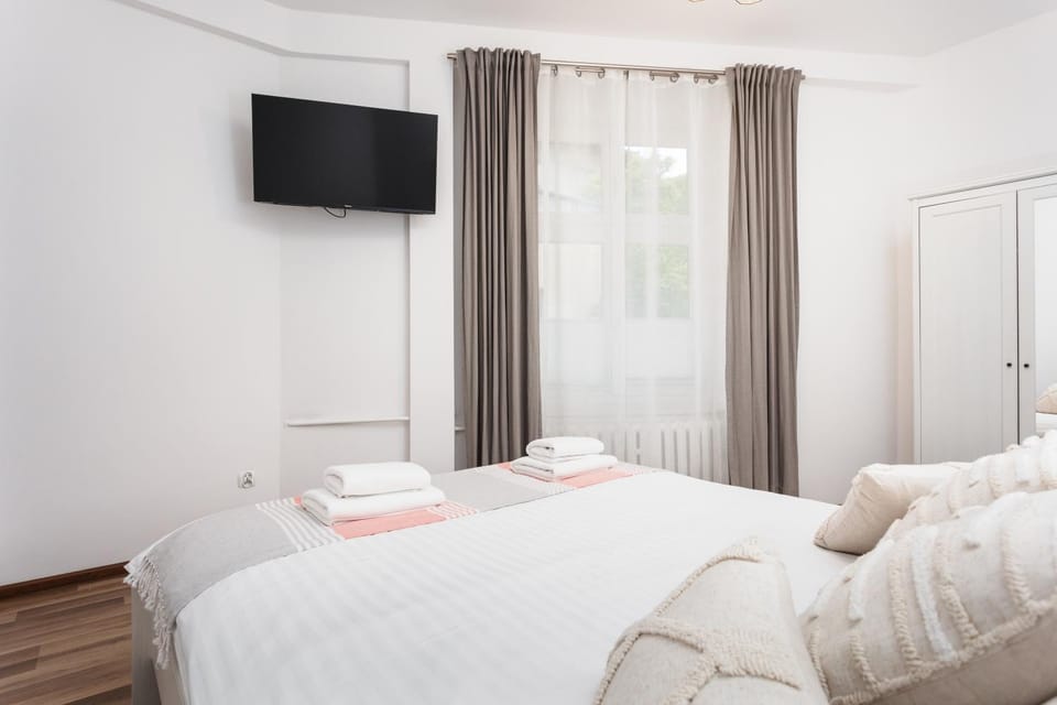 Bed, TV and multimedia, Photo of the whole room, Bedroom, towels, wardrobe