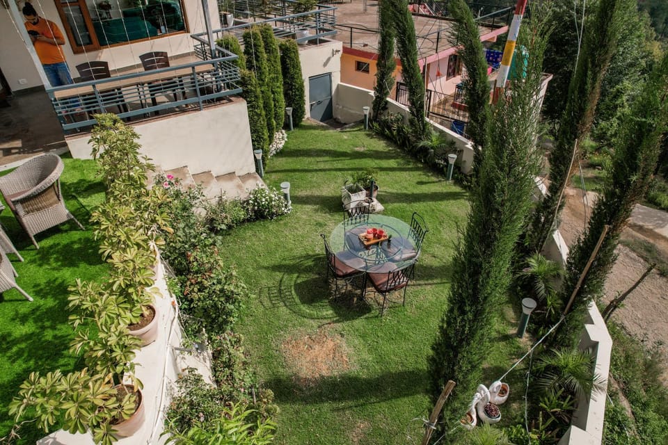 Property building, Day, Natural landscape, Garden, Garden view