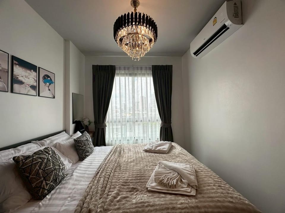 Bed, Photo of the whole room, Bedroom, towels, air conditioner