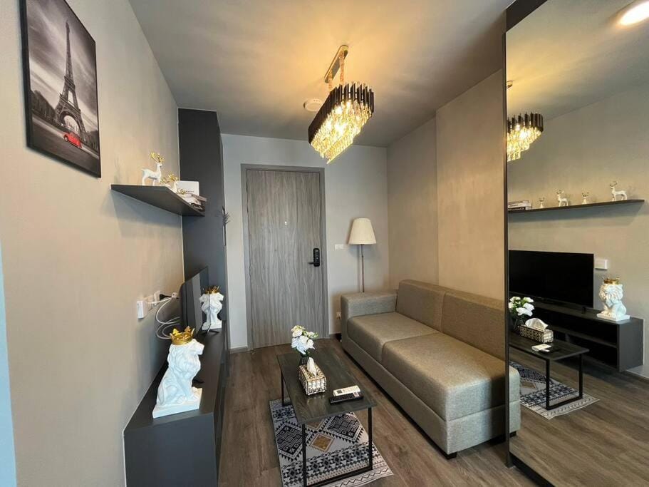 Bed, TV and multimedia, Living room, Photo of the whole room, Seating area