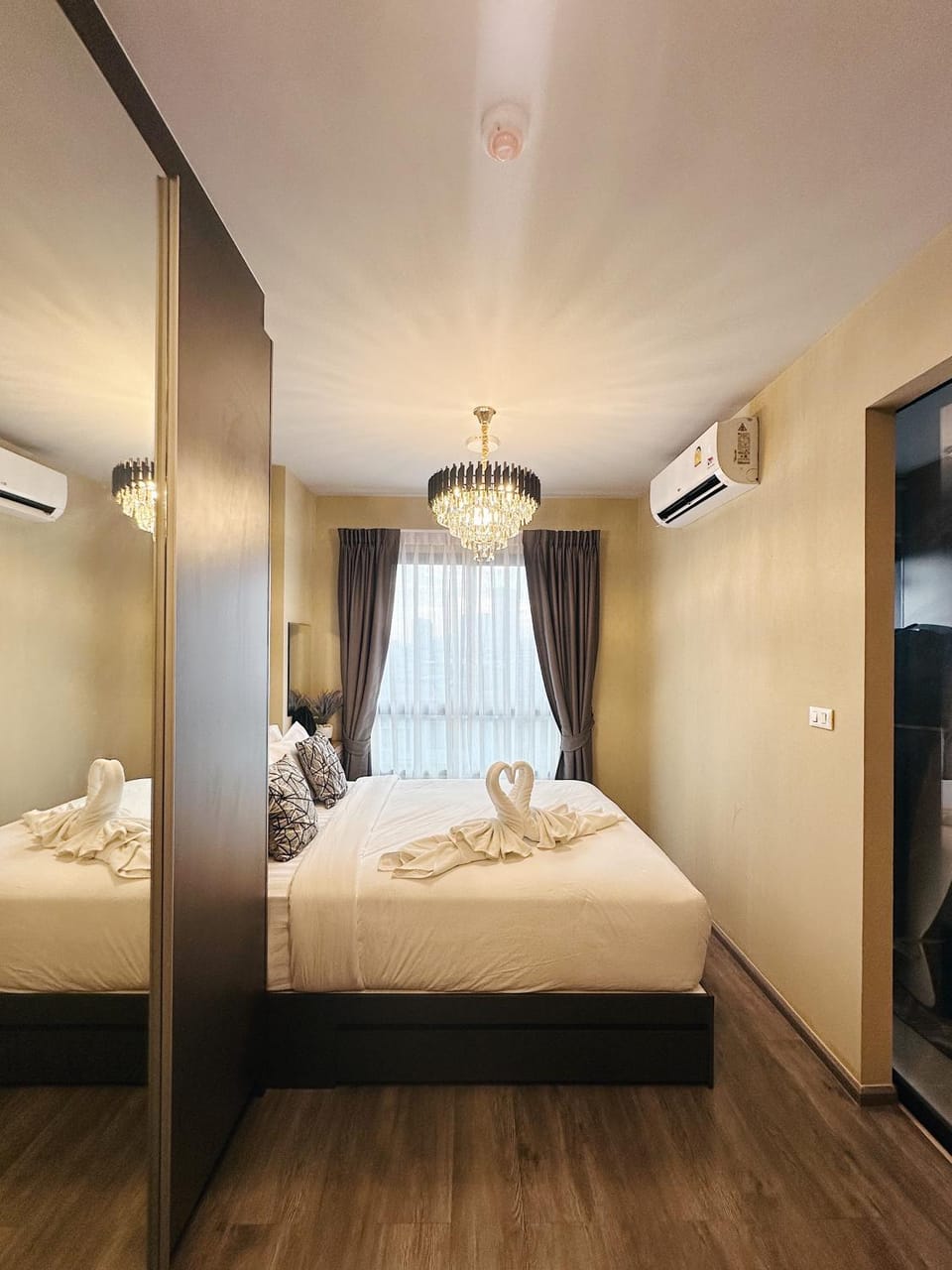 Bed, TV and multimedia, Photo of the whole room, Bedroom, towels, wardrobe, air conditioner