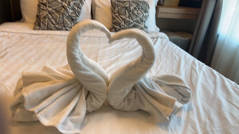 Bed, Photo of the whole room, Bedroom, towels