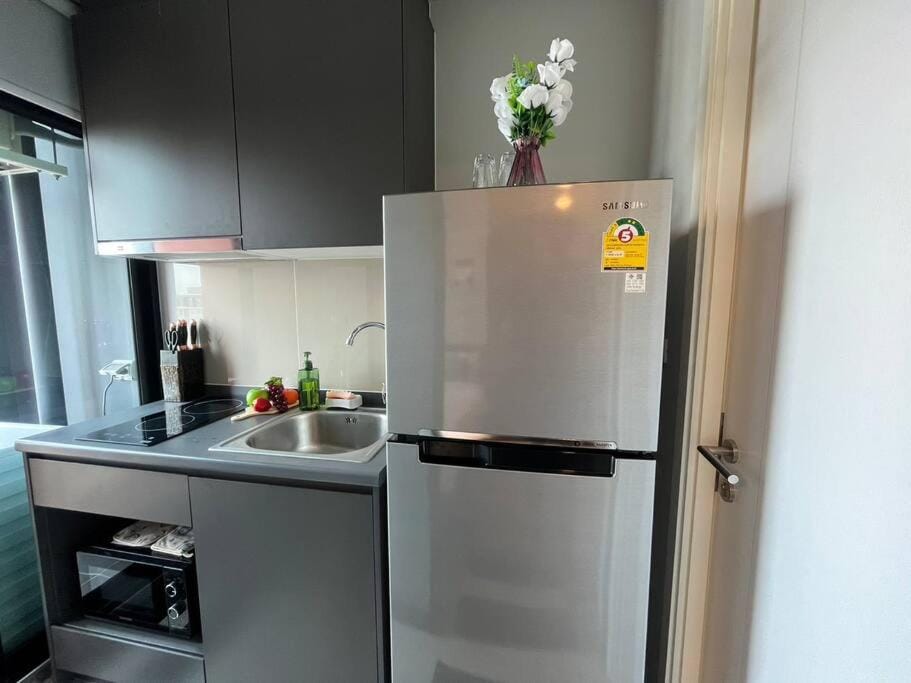 Kitchen or kitchenette, minibar, stove
