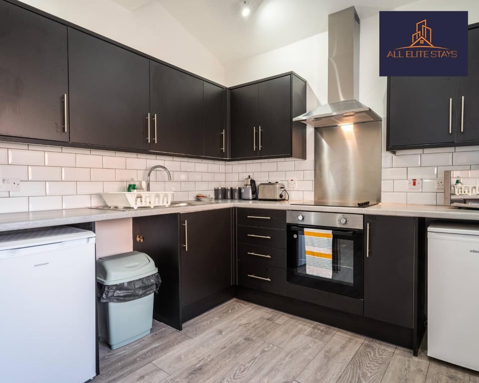 Kitchen or kitchenette, minibar, stove
