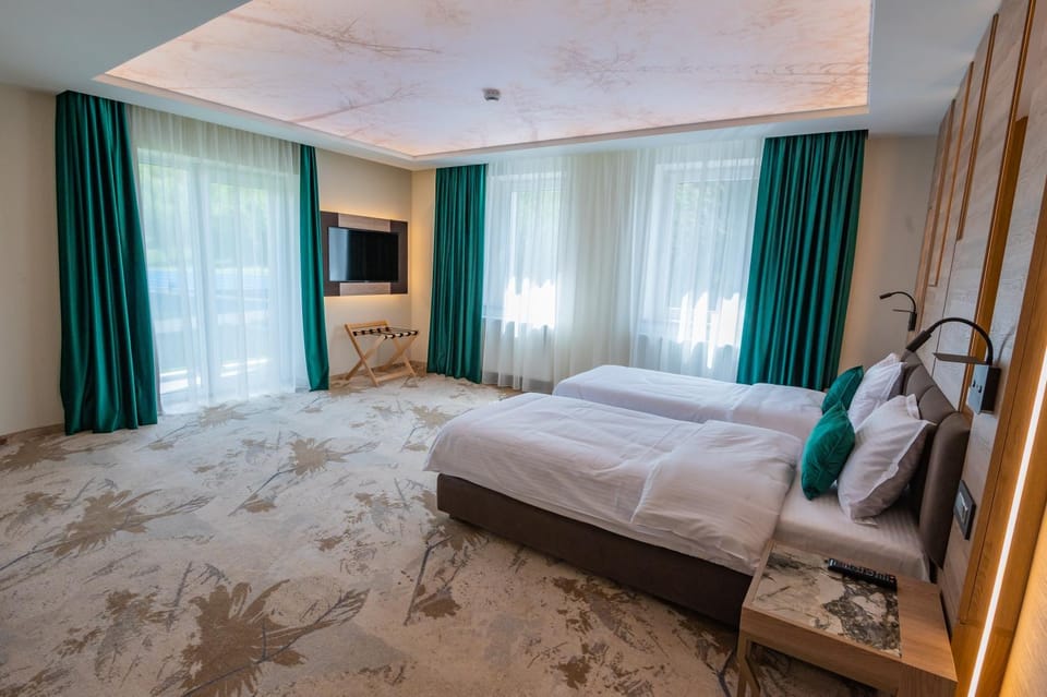 Bed, TV and multimedia, Bedroom, towels