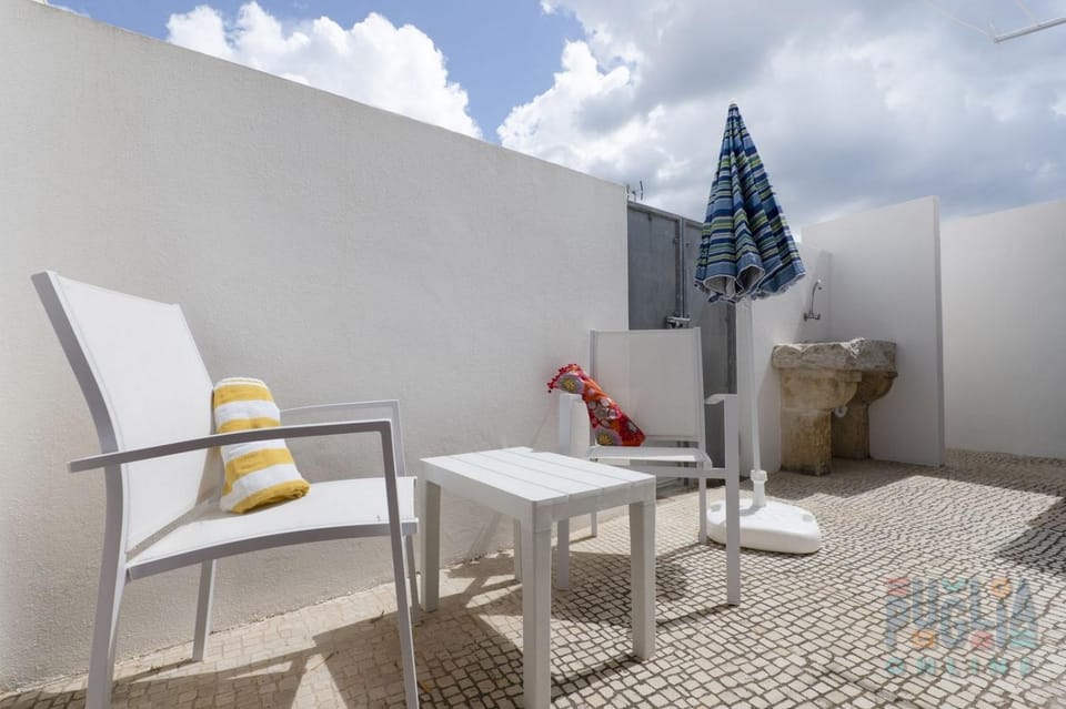 Property building, Patio, Day, Living room, Seating area, Dining area, sunbed