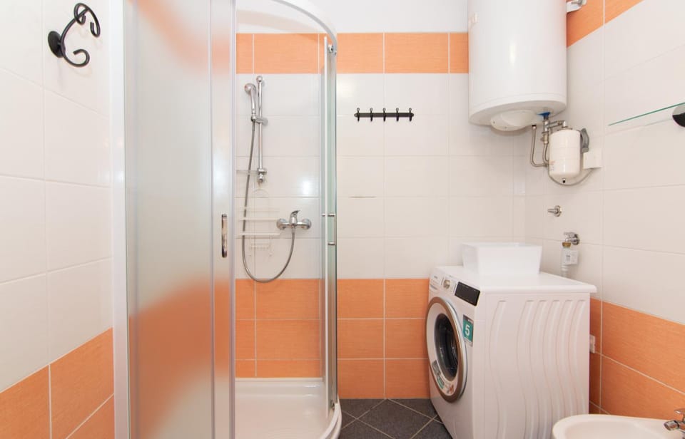 Shower, Toilet, Bathroom, towels, washing machine