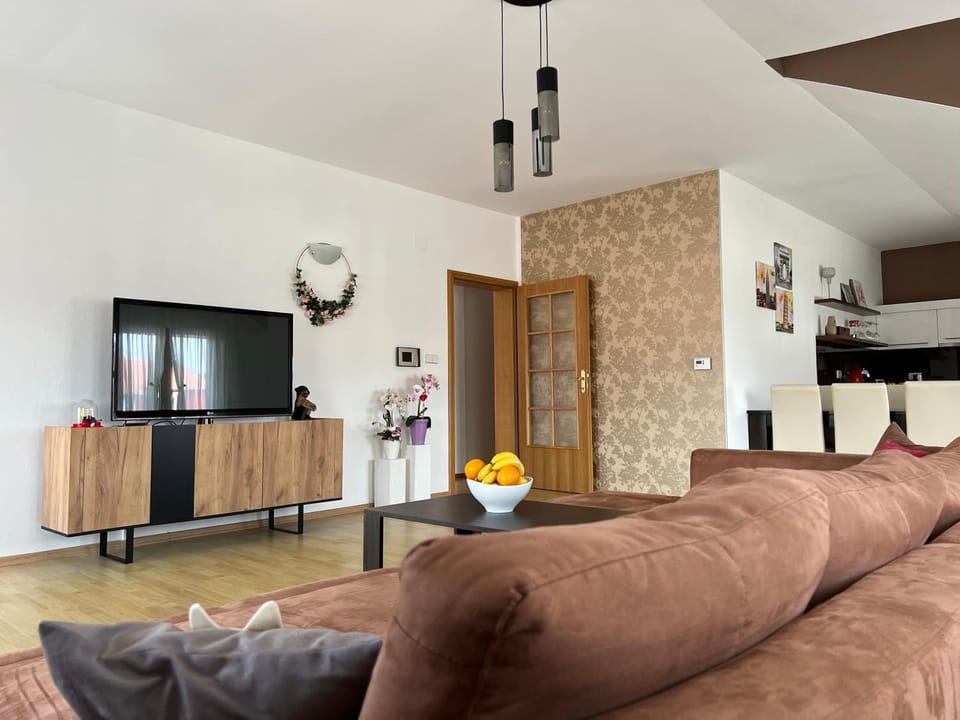 Communal lounge/ TV room, TV and multimedia, Kitchen or kitchenette, Living room, Seating area, Evening entertainment