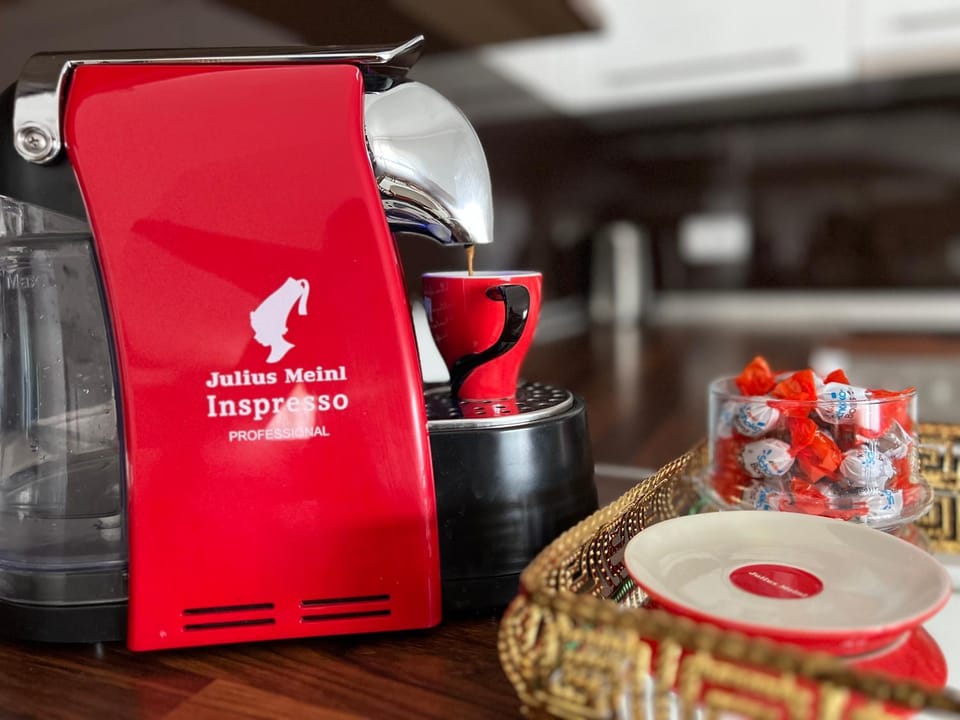 Property logo or sign, Coffee/tea facilities, Kitchen or kitchenette, Food and drinks, Logo/Certificate/Sign, Food, Certificate/Award, toaster