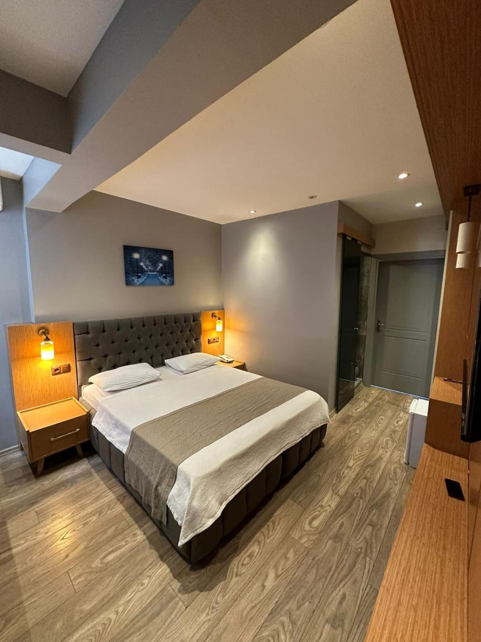 Bed, Photo of the whole room, Bedroom