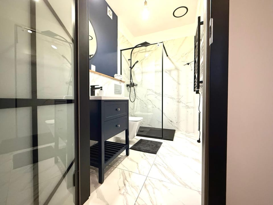 Shower, Bed, Bathroom, Photo of the whole room, Bedroom, towels