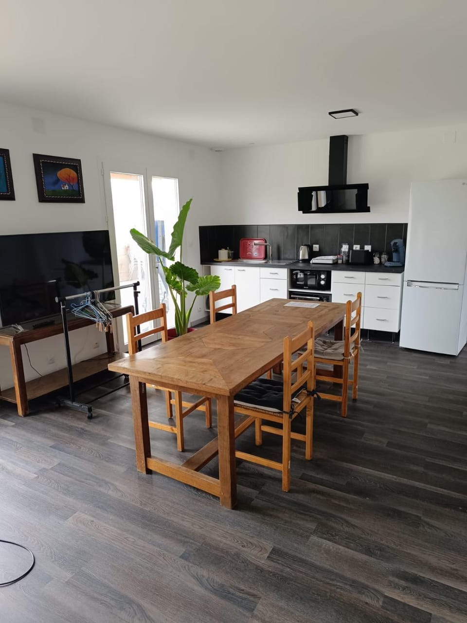 TV and multimedia, Kitchen or kitchenette, Living room, Seating area, Dining area, stove