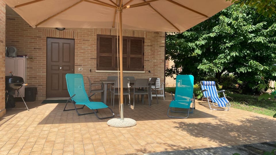 Patio, Day, Breakfast, sunbed