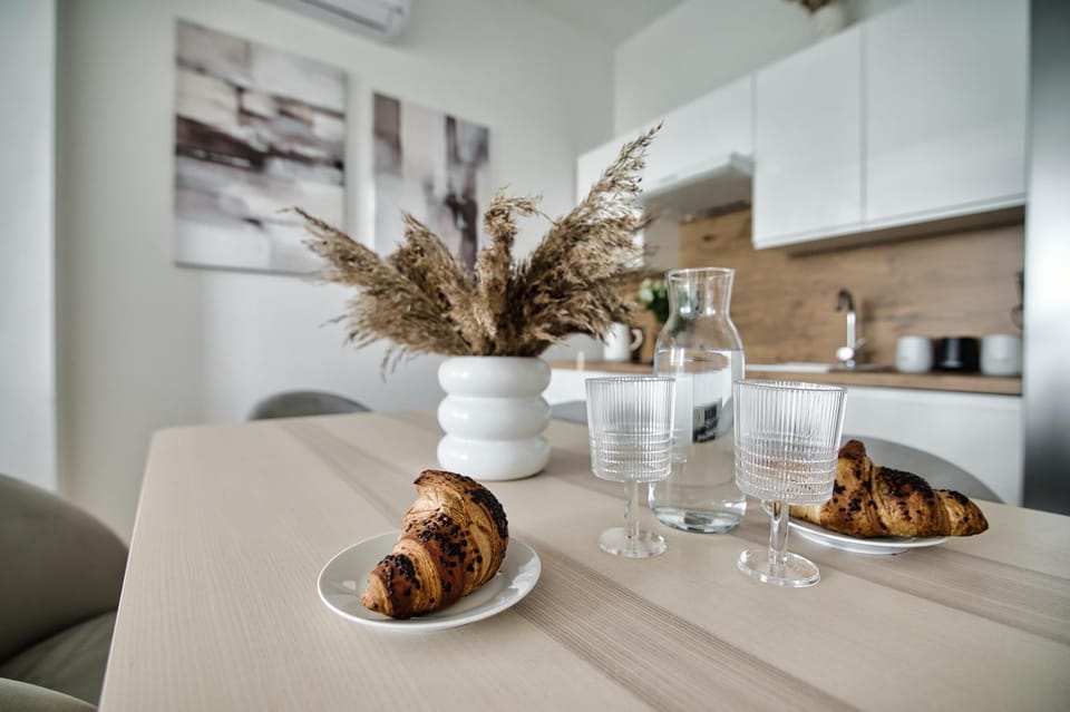 Kitchen or kitchenette, Dining area, minibar